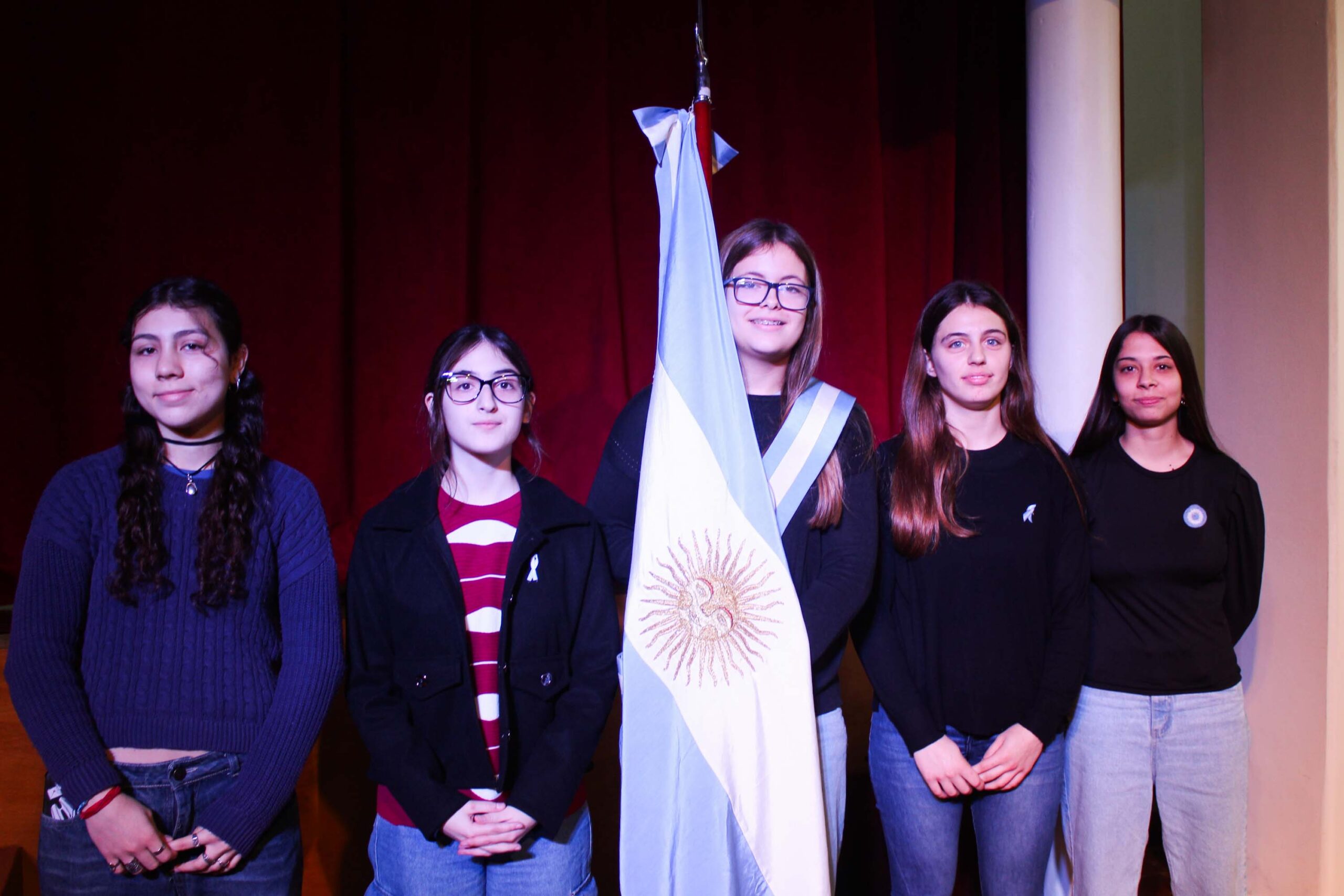 Acto por el 25 de Mayo y homenaje a docentes jubiladas del Liceo